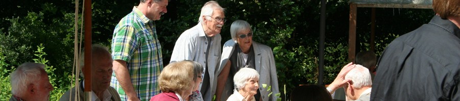 Im Gespräch mit den Gästen auf der Gartenterrasse: Andreas Bangemann, Helmut und Barbara Creutz